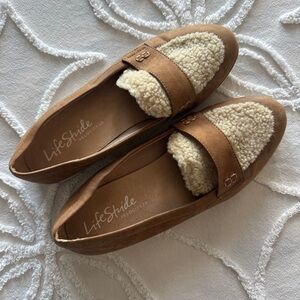 Lifestride Zee Cozy Shearling Loafers Size 8 Tan Comfort Sole Spring Transition